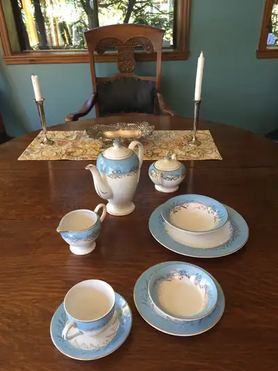 Set de vaisselle antique de 12 couverts et plats de service