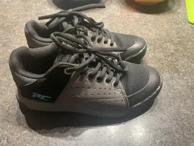MTB shoes - Youth size 4, View more