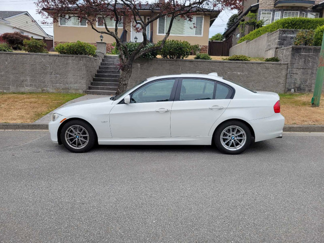 2011 BMW 323i  in Cars & Trucks in Burnaby/New Westminster - Image 2