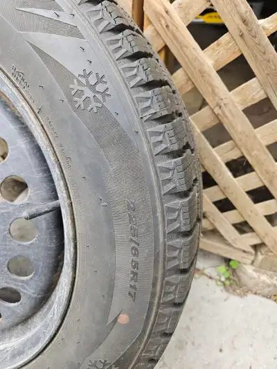 4 pneus d'hiver et jante de dimension 225/65R17 utilisé qu'une saison (vente du véhicule) de marque...