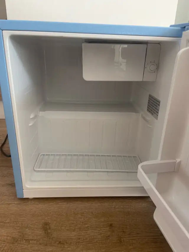 Frigidaire Mini Fridge - 1.6 cu ft in Refrigerators in City of Toronto - Image 3