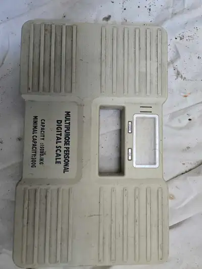 This is a used digital scale that can weigh up to 150 kg. It's a bit dusty, and the battery compartm...