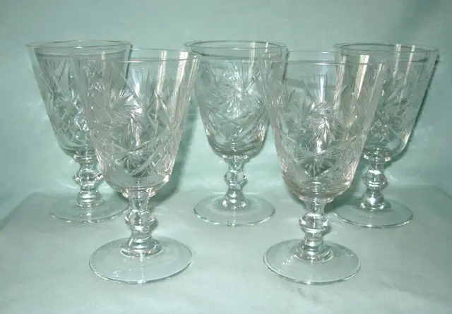 CINQ VERRES CRYSTAL VINTAGE PIN WHEEL FOOTED GLASSES in Arts & Collectibles in West Island - Image 2
