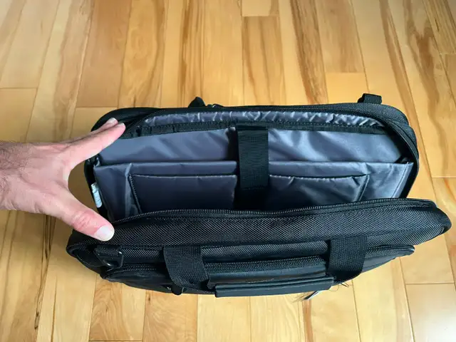 Targus CityLite 15.6" Laptop Briefcase / Carrying Bag in Laptop Accessories in Oshawa / Durham Region - Image 4