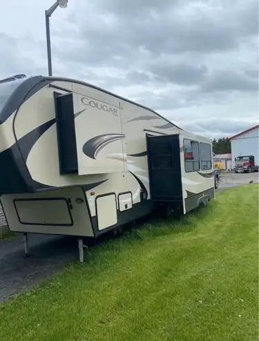 Très peu utilisée Toujours entreposée à l'intérieur Chambre fermée avec lit queen 2 bunk bed Table e...