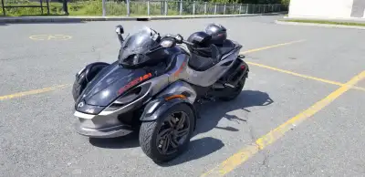 Can-am Spyder RSS 2013. 20 600 Km seulement. Transmission manuel 5 vitesse. Modèle sport avec frein...