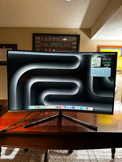 SAMSUNG 4K UHD CURVED MONITOR - $200.00 CAD **Selling because it is personally too large for me to p...