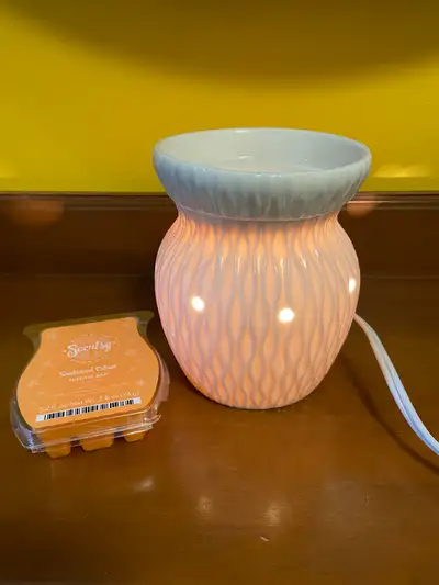 Like New Full Size Crinkle Scentsy Warmer White Plus Wax, View more