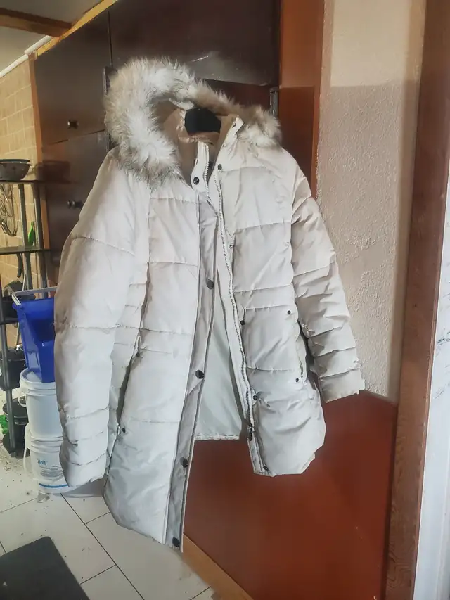 Winter coat in Women's - Tops & Outerwear in Kitchener / Waterloo - Image 3