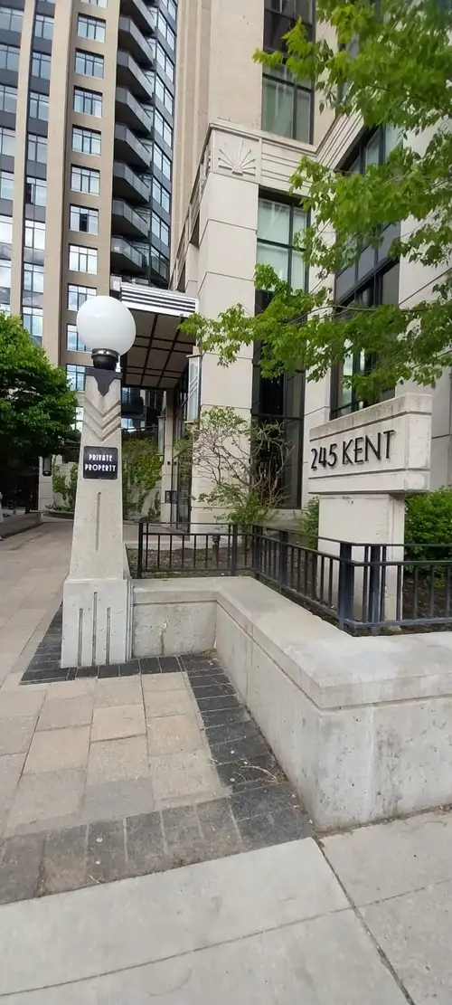Modern 1 bedroom and 1 bathroom condo in the sought-after Hudson Park at 245 Kent Street. Featuring...