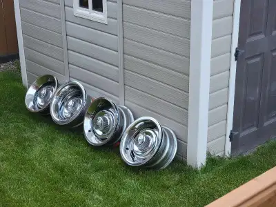 3 sets of Wheels take your Pick $800 each 1st Pic is from a Chevy 5 bolt pattern 2nd pick for a Ford...