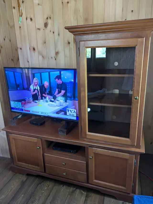 MEUBLE TÉLÉ AVEC TÉLÉ INTELLIGENT 32''HD NEUVE63735877533699121