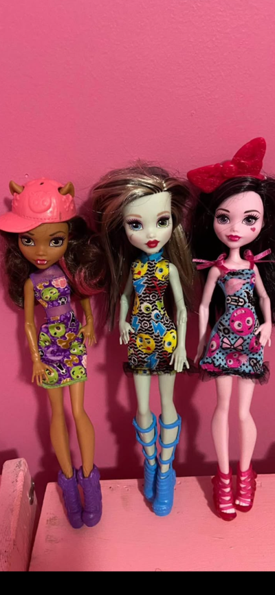 A SET OF EMOJI MONSTER HIGH DOLLS THEYRE ALL IN GREAT CONDITION THERES NO DAMAGE AT ALL ASKING $40 F...