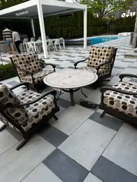 Table et 4 chaises pivotantes de jardin 