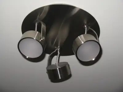 Luminaire fini nickel brossé Support circulaire de 10" de diamètre Se fixe au mur ou au plafond 3 tê...