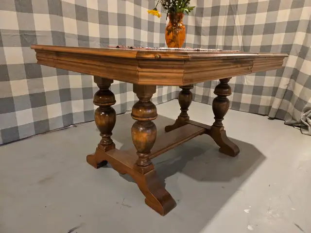 Beautiful Walnut Dinner Table, with built in Leaf $200.00 in Dining Tables & Sets in St. Catharines - Image 7