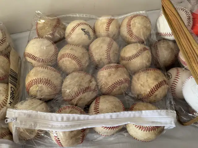 ADULT BASEBALLS, FULL SIZE, READ ADD FOR OPTIONS, AHUNTSIC PICK in Baseball & Softball in City of Montréal - Image 6