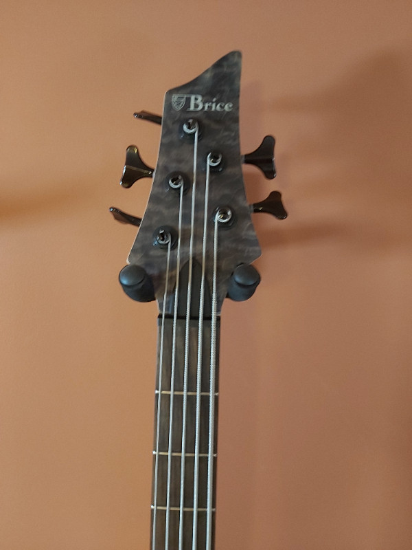 Brice Bass Guitar - Left Handed in Guitars in Moncton - Image 3