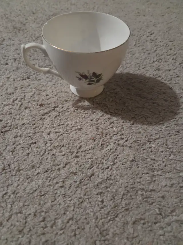 Vintage Queen Anne Bone China Mug, England Purple Floral in Arts & Collectibles in City of Toronto - Image 2