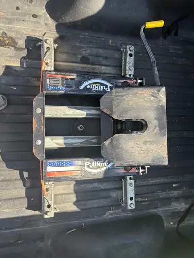 Auto sliding fifth wheel for short box pick ups. An excellent option to accommodate short box trucks...