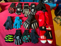 LOT OF TOQUES/HATS/SCARVES/GLOVES