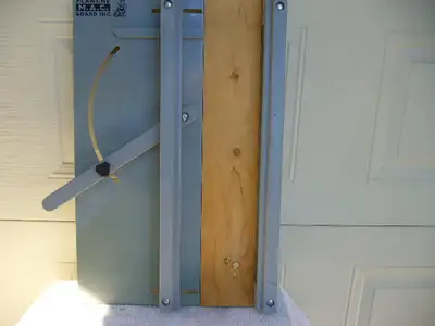 Planche a angle pour scie circulaire. Neuve. Grise., View more