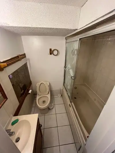 PRIME LOCATION PRIVATE KITCHEN AND WASHROOM FURNISHED ROOM AVAILABLE FOR GIRL ALL AMENTITIES ARE NEA...