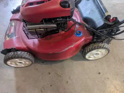 Très bon état sauf ajustement de la courroie et du câble de propulsion.