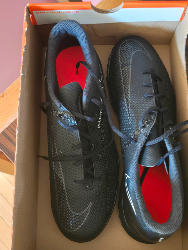 Nike Phantom Soccer cleats in Golf in Lethbridge