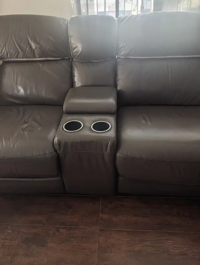 6 PC GENUINE LEATHER SECTIONAL EXCELLENT CONDITION in Couches & Futons in Summerside - Image 3