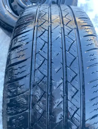 Pneus d’été 17” avec RIM 225/65R17. Très bonne état. 1 saison utilisé.