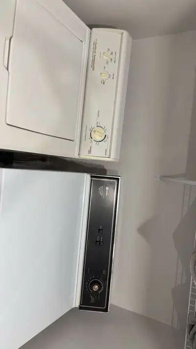Laveuse 80 Sèche linge 100 Rangement chaussures 55 Frigo 555 Bureau 60 À venir chercher d’ici 30