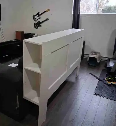 Améliorez votre chambre à coucher avec cette tête de lit queen blanche, dotée de tablettes de rangem...