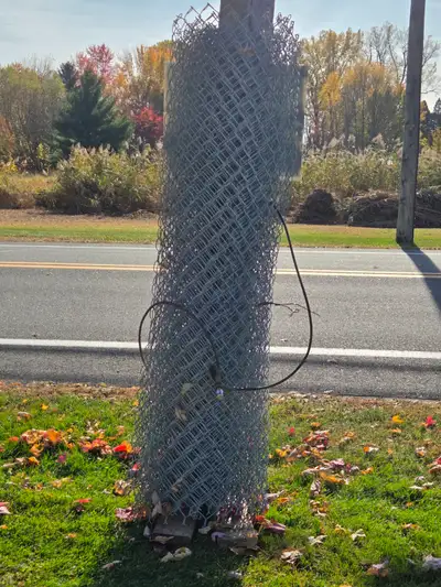 Rouleau de cloture en chaine de maille galvanisé Grandeur 6' X 100' (sans poteau) Excellente conditi...