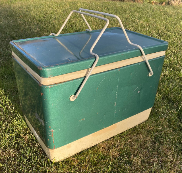 Vintage Coleman cooler in Fishing, Camping & Outdoors in St. Catharines - Image 2