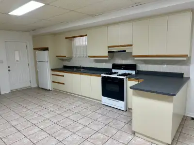 $2000 – Utilities Included Large ~1000 sq ft 2 bedroom basement apartment with separate entrance and...