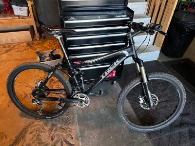 2009 Trek Bontrager MTB Medium Sized frame (5’7”-5’10”) with Cateye cordless cycle computer full sus...