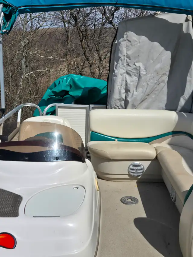 2012 21 ft Pontoon boat. Fishing barge with 60hp motor big foot. in Powerboats & Motorboats in Regina - Image 4