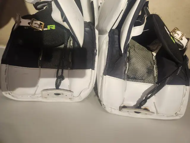35" + 2 Vaughn Ventus SLR Pro Carbon Goalie Leg Pads (Used) in Hockey in Markham / York Region - Image 7