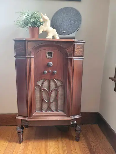 1931/32 Philco 90 Lowboy Radio, View more