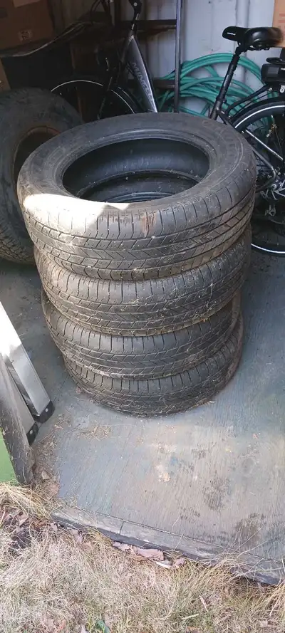 Pneus 225 60 r17 Goodyear. Téléphone 450-827 2600.