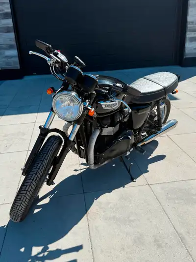 À vendre : Triumph Bonneville T100 – 2013 – 16 970 km – 7 500 $ Vous cherchez une moto classique, él...