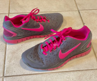 NIKE Women's Free Fit 2 Running Shoe's Size 8.5 Grey/Pink 487789