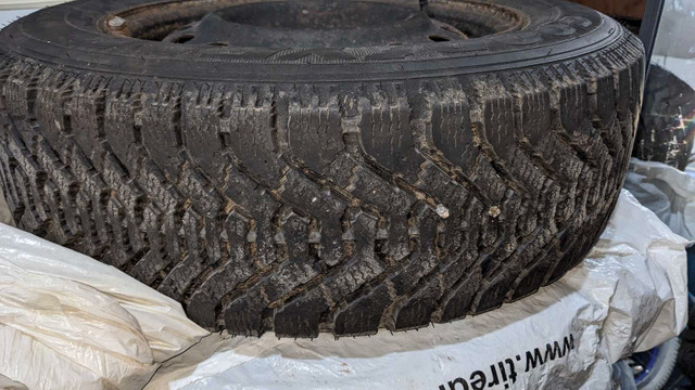 4 Winter tires on rims - 195 65 15 in Tires & Rims in Markham / York Region - Image 2