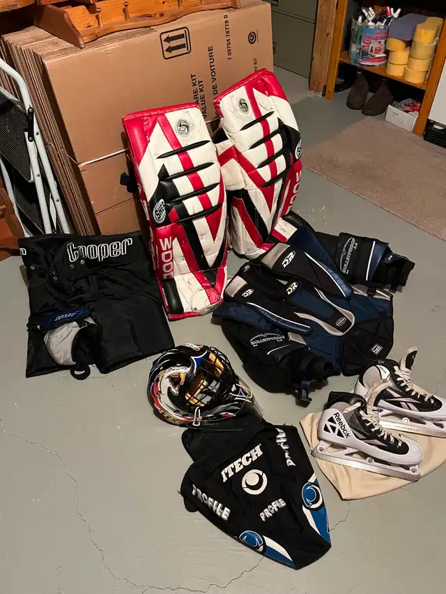 Goalie Equipment in Hockey in Oakville / Halton Region - Image 11