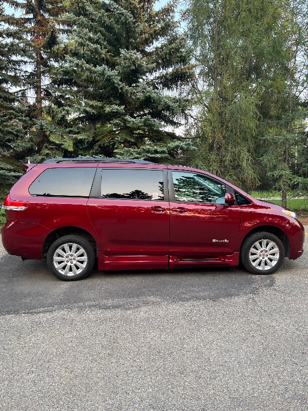 WHEELCHAIR ACCESSIBLE VAN FOR SALE LOW KILOMETERES!!! Cars & Trucks