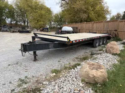 This 2021 Canada Trailer Float is ready to haul your equipment! This used trailer is 25'x8' deck ove...