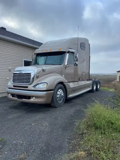 For Sale is a 2004 Freightliner Year: 2004 Make: Freightliner Model: Columbia Color: Brown KM: 949,8...