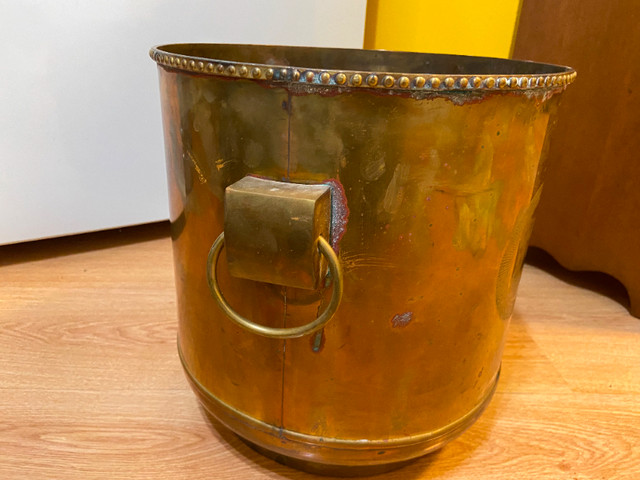 Vintage Large Brass Planter Bucket with Ring Handles in Arts & Collectibles in Oshawa / Durham Region - Image 2