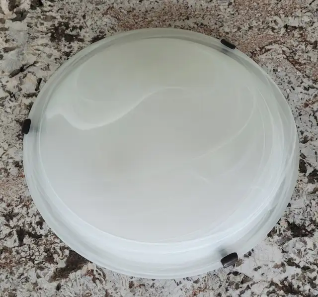 Plafonnier 16'' blanc avec verre d'albâtre Flushmount fixture in Indoor Lighting & Fans in Laval / North Shore - Image 2